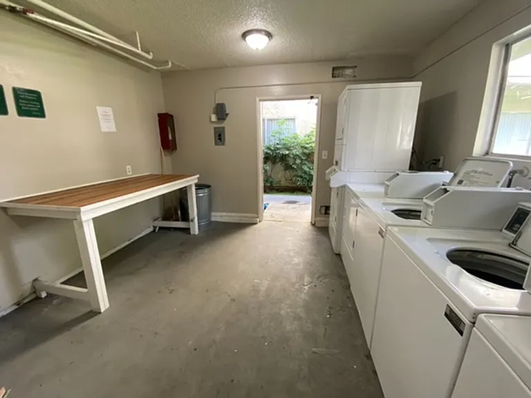 STUNNING APARTMENT! GREAT LOCATION! POOL PROPERTY — Photo 12