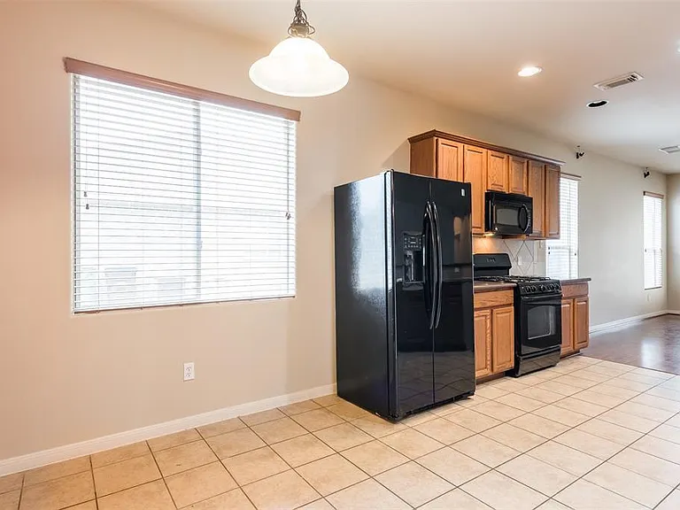 913 Brighton Pl — Photo 14