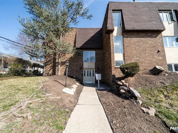 31 Home Place, Bergenfield, NJ 07621