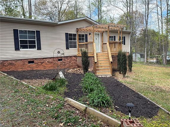 3rd image of 1080 Mineral Springs Rd
