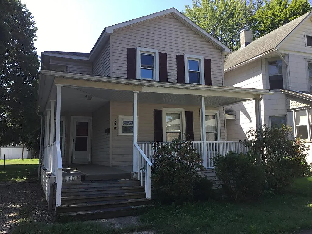 320 E 1st St photo 1