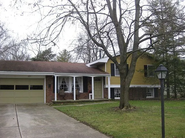 697 Normandy Dr photo 1