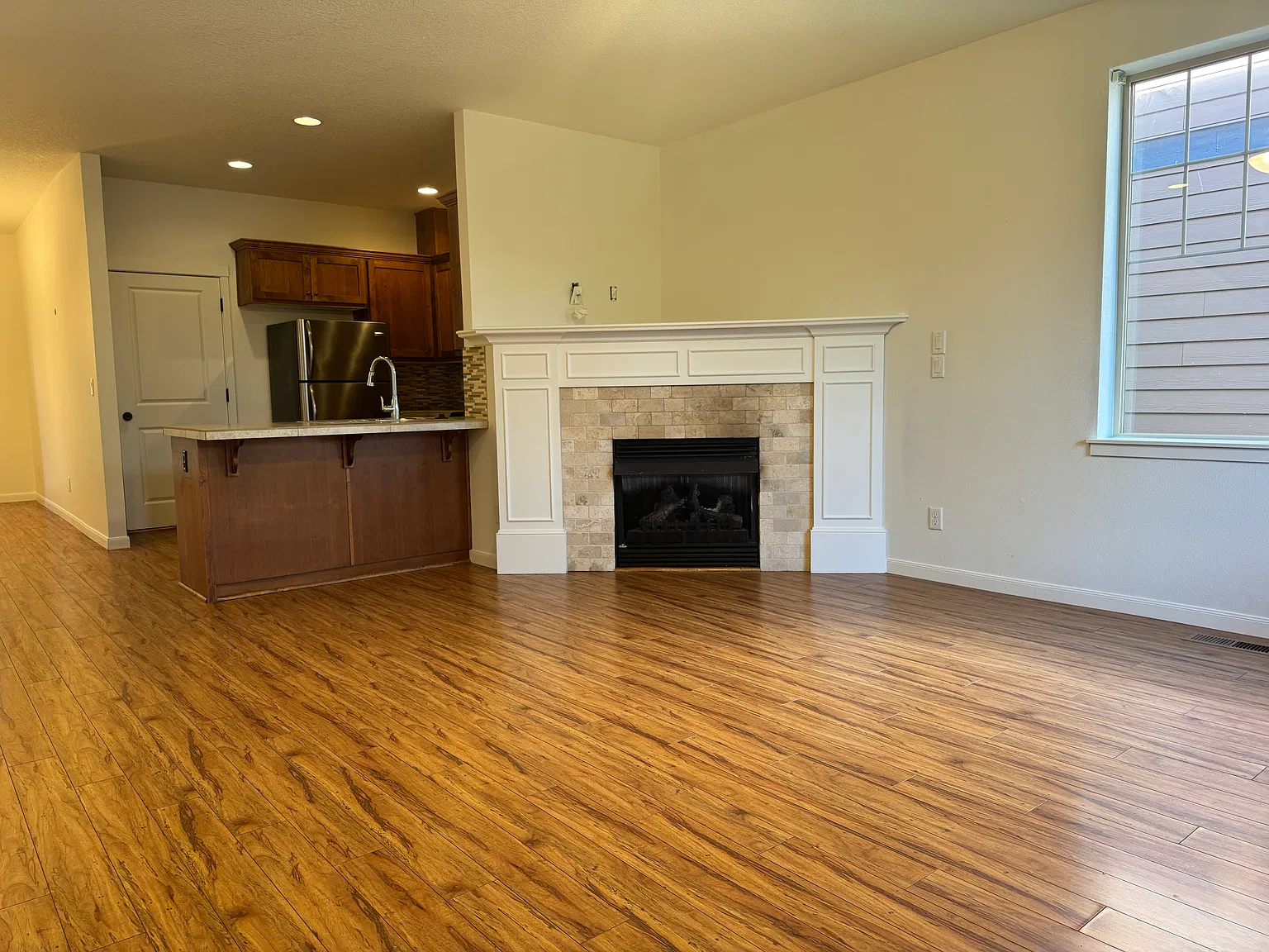 2 bed, 2.5 bath, 1689 sqft, $2,200 — Photo 2