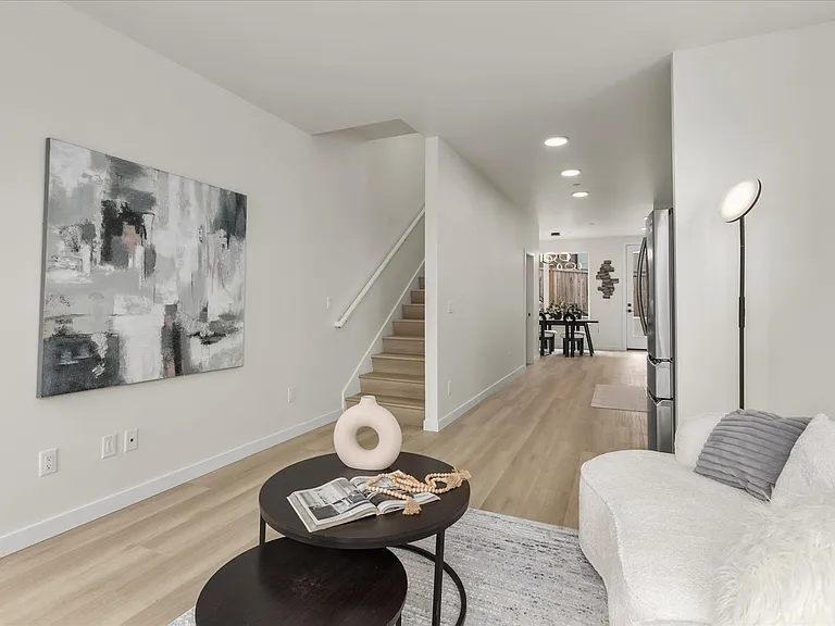 255 E Louisa St — Photo 8