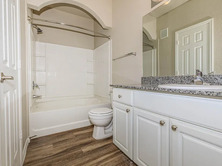 1a1 Renovated 965 SQFT 1 Bed 1 Bath