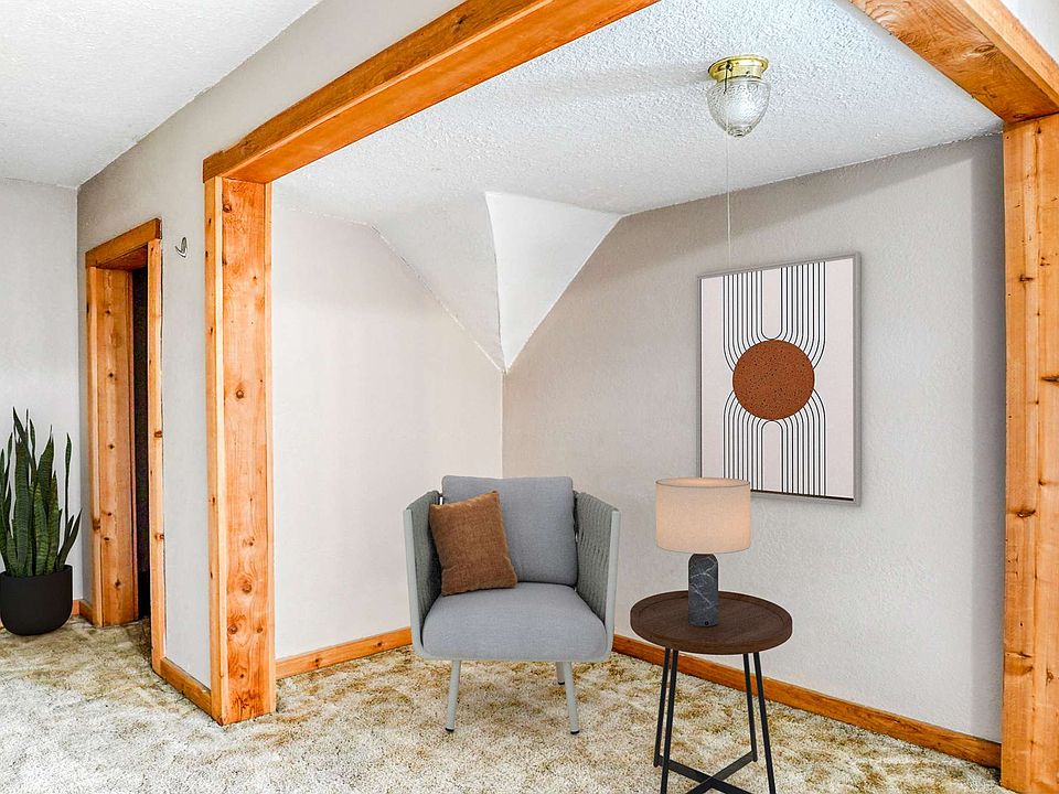 A little nook in the bedroom with walk in closet.