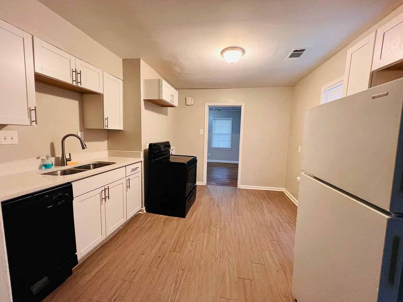 3 bed, 1250 sqft, $1,250 — Photo 2