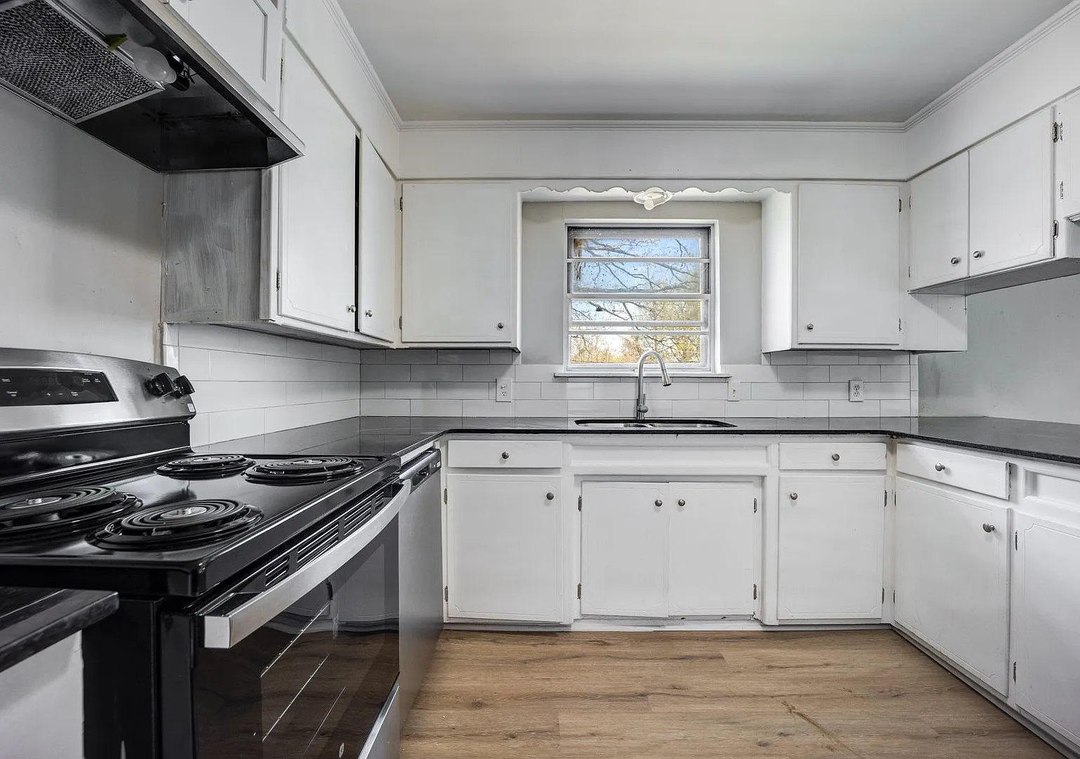 Free Month Rent! Freshly Updated 4 Bedroom House — Photo 2