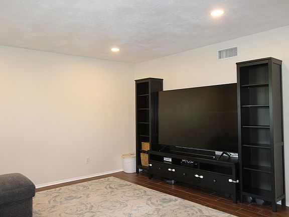 4th image of 3040 Winfield Ave