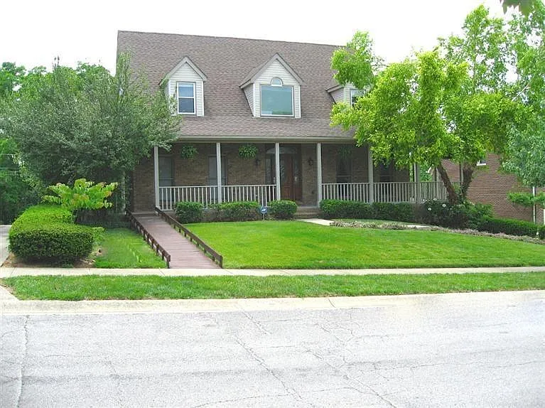 1372 Glenview Dr photo 1
