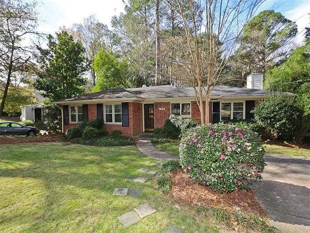 1624 Berkeley Ln NE — Photo 1