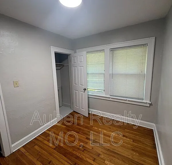 5424 Charlotte St — Photo 6