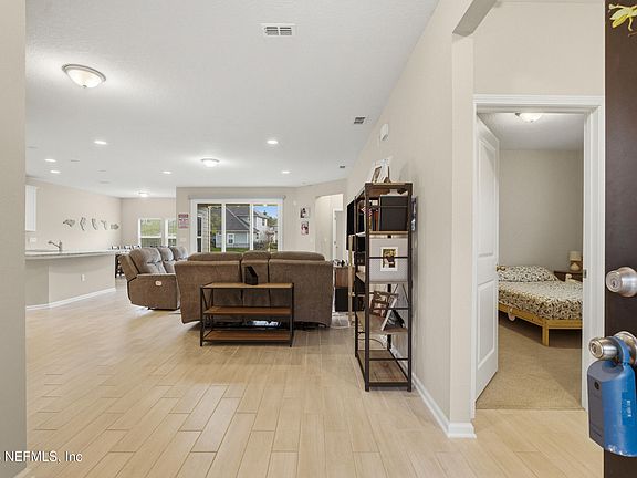 3rd image of 635 SYCAMORE Way