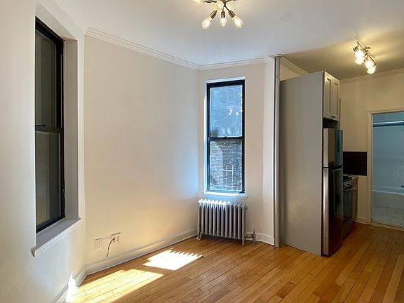 3rd image of 58 Saint Marks Pl #9