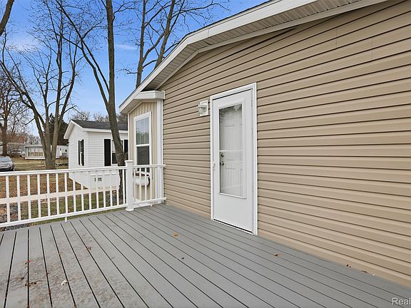5th image of 33 Bluebird Hill Dr