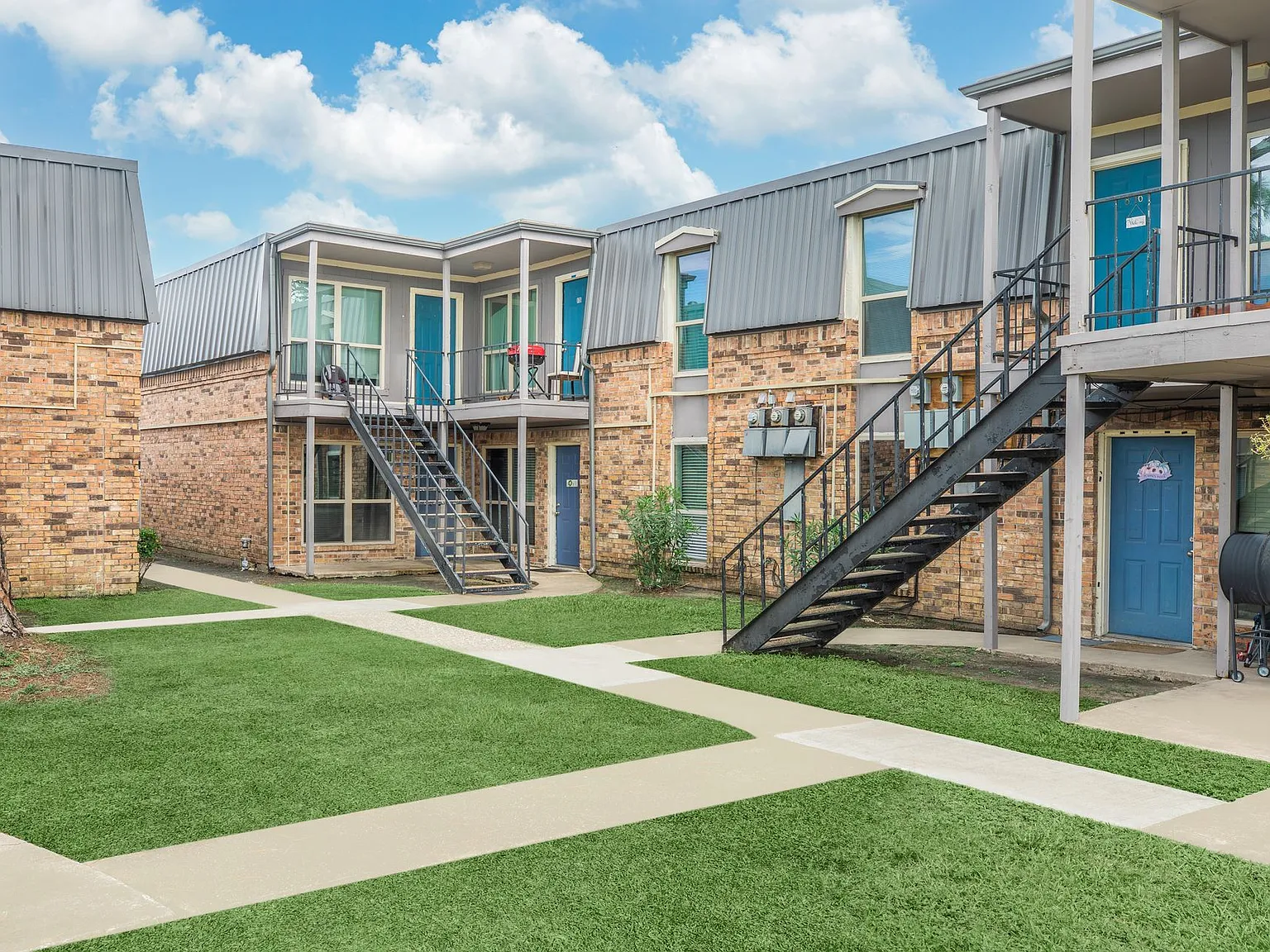 Rollingwood Apartments — Photo 1