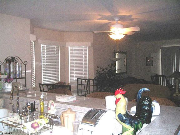 4th image of 102 E Woodland Ave #E102