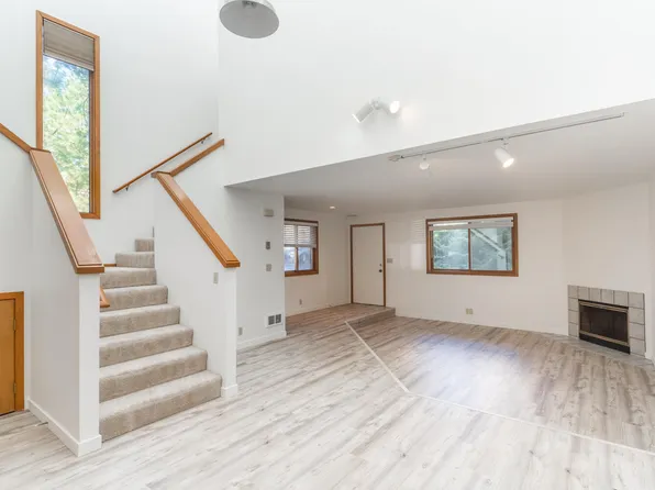 1050 NE Butler Market Rd APT 24, Bend, OR 97701