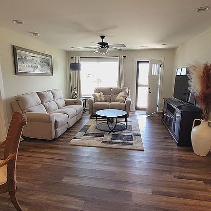 3rd image of 1004 Dunbarton Way