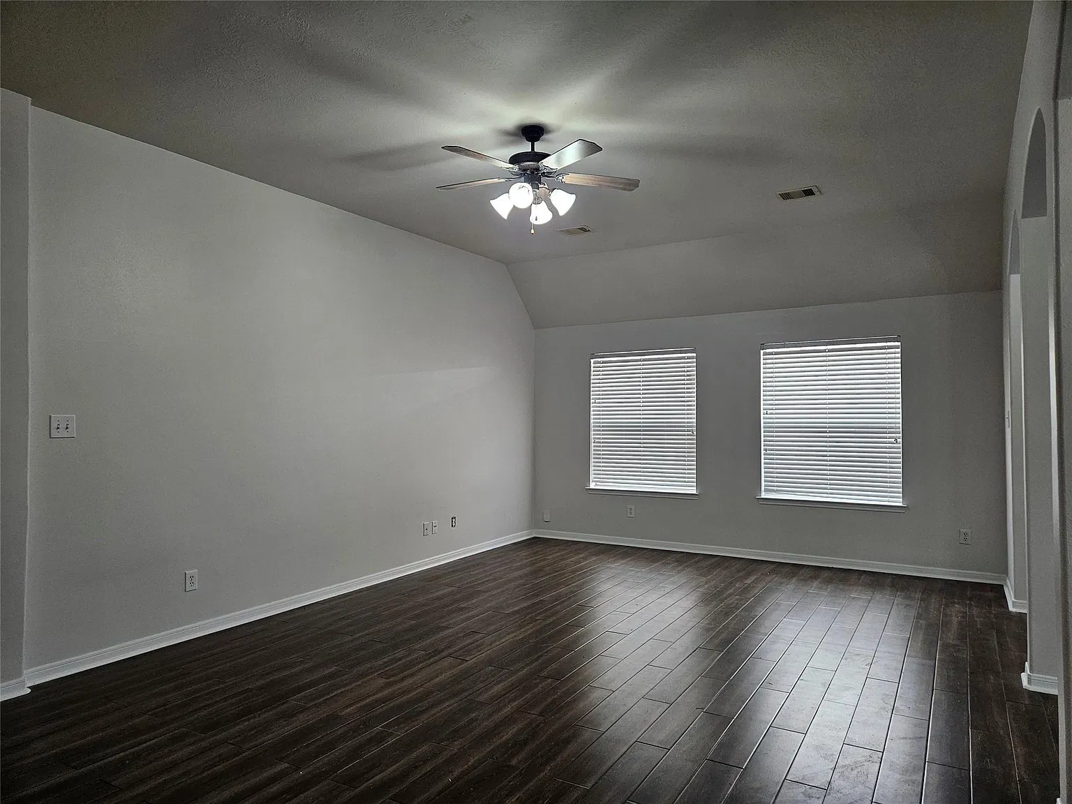 4 bed, 2.0 bath, 2068 sqft, $2,500 — Photo 4