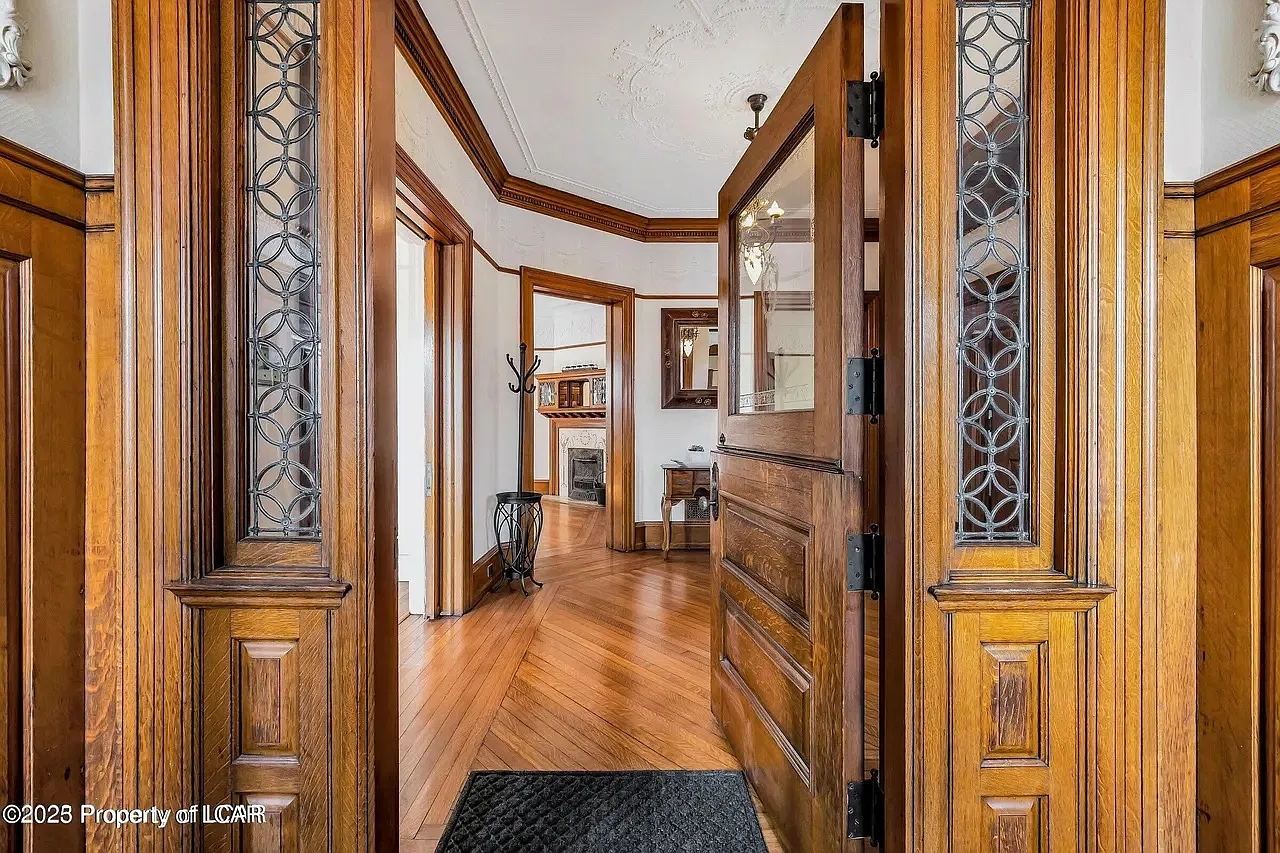 7 bed, 3.5 bath, 5233 sqft, $4,000 — Photo 2