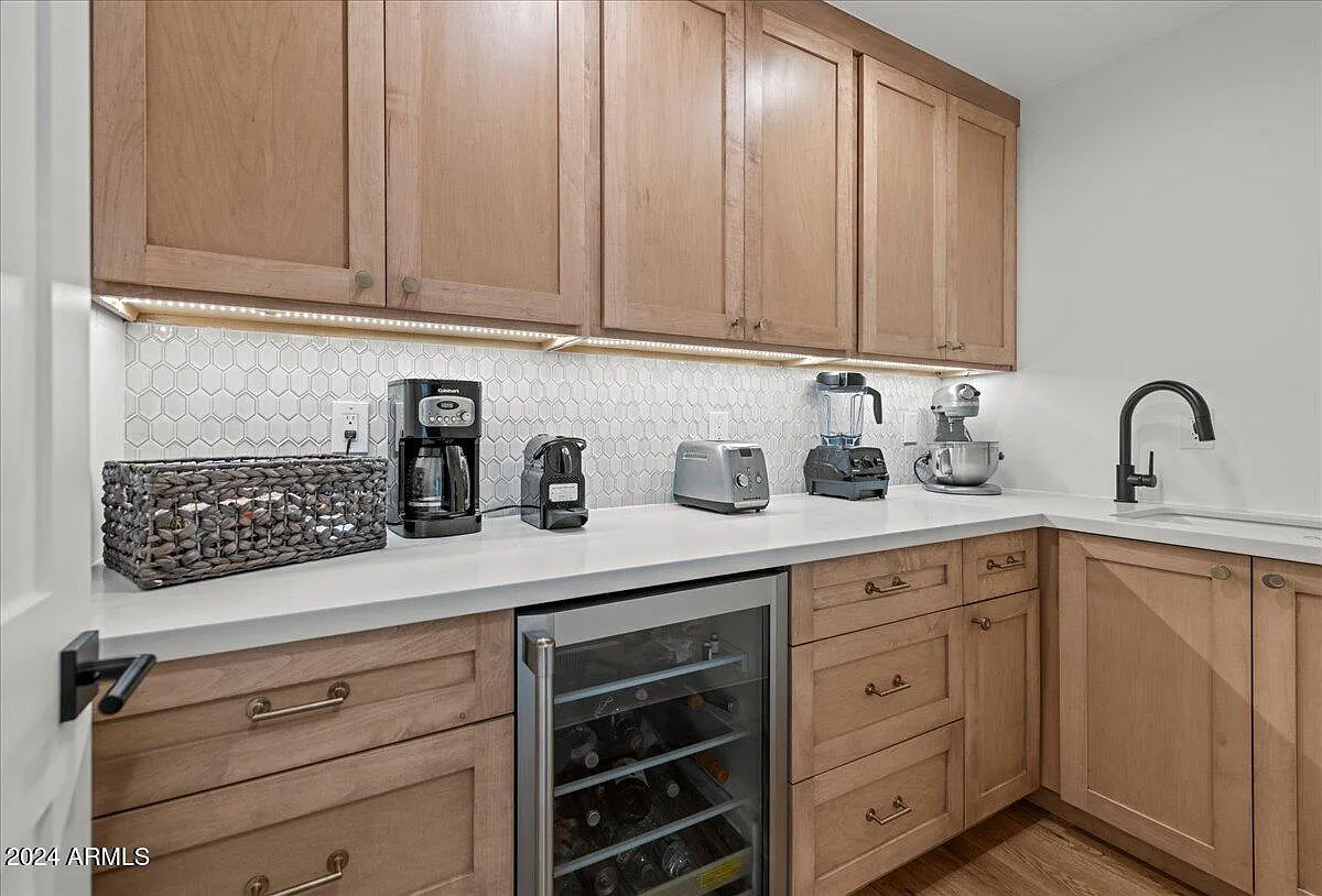 4 bed, 3628 sqft, $17,500 — Photo 3