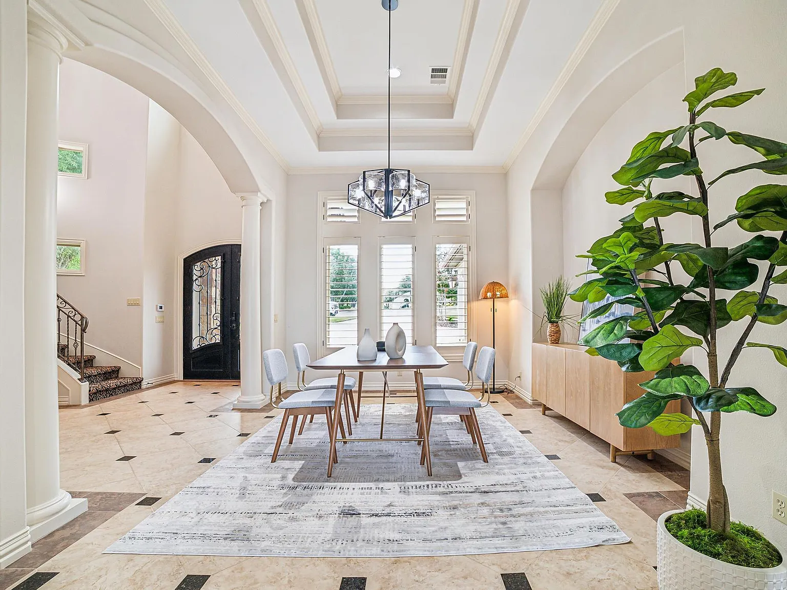 6 bed, 6.0 bath, 5147 sqft, $10,000 — Photo 4