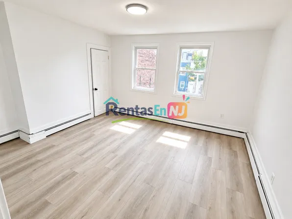 804 Summer Ave Floor 2, Newark, NJ 07104