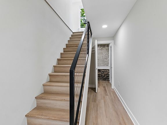 4th image of 17 Jefferson St #B