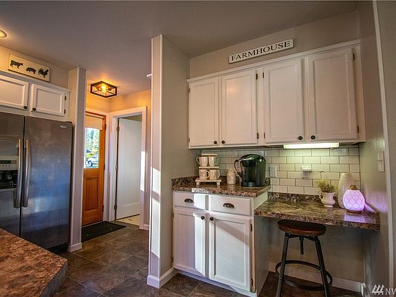 Beautiful country kitchen with breakfast bar. 