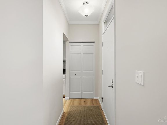 4th image of 981 Paradrome St APT B