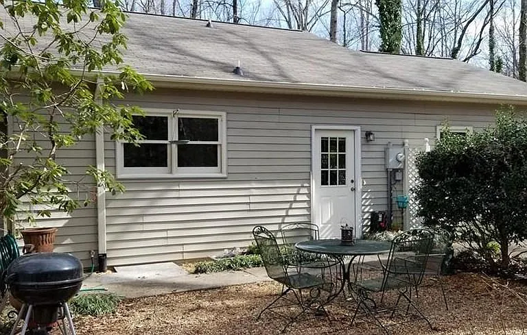 Side entry into mudroom