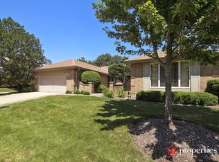 319 Basswood Dr, Northbrook, IL 60062