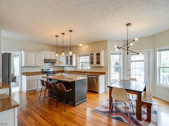 5th image of 325 Fieldcrest Dr