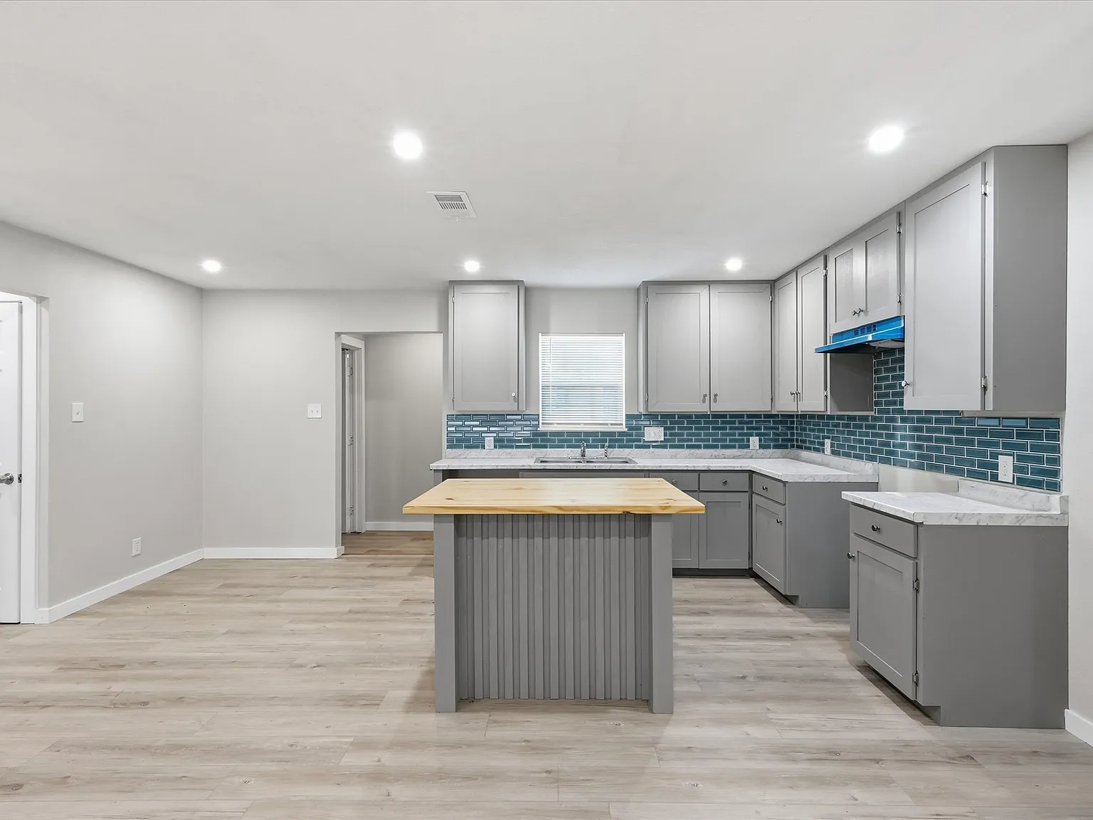 3 bed, 1650 sqft, $2,200 — Photo 4