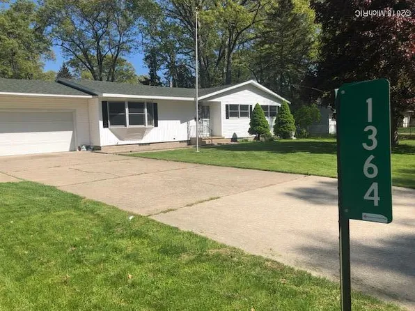 1364 Woodhaven Ave, Muskegon, MI 49445
