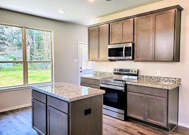 4 bed, 2.5 bath, 2016 sqft, $1,995 — Photo 3