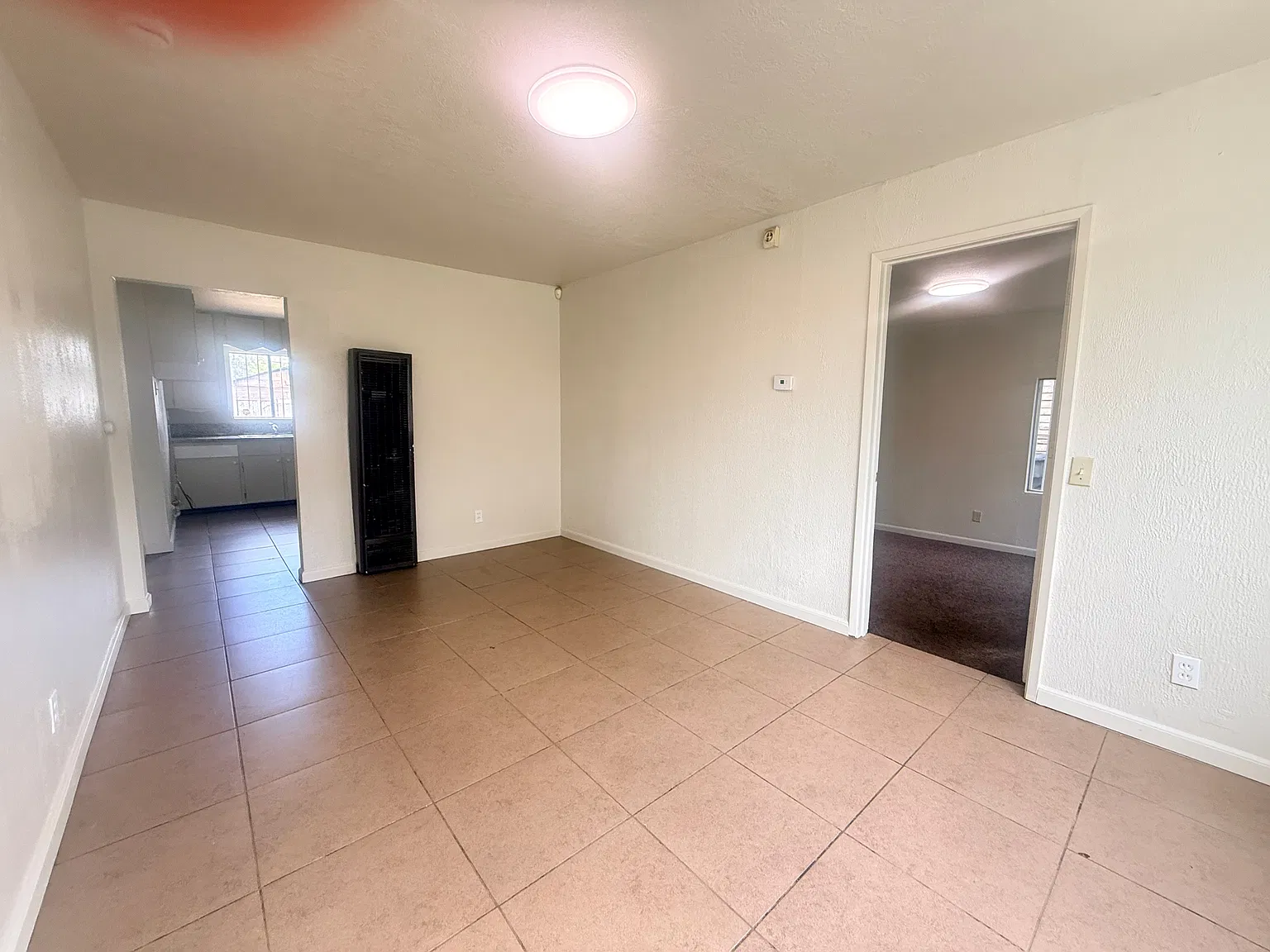 3 bed, 931 sqft, $1,800 — Photo 2