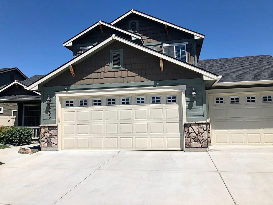Front of the home. 3 car garage, nice curb appeal (plans to repaint exterior in the next few months as well).