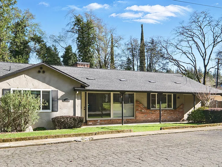 1385 Martin Ln — Photo 3