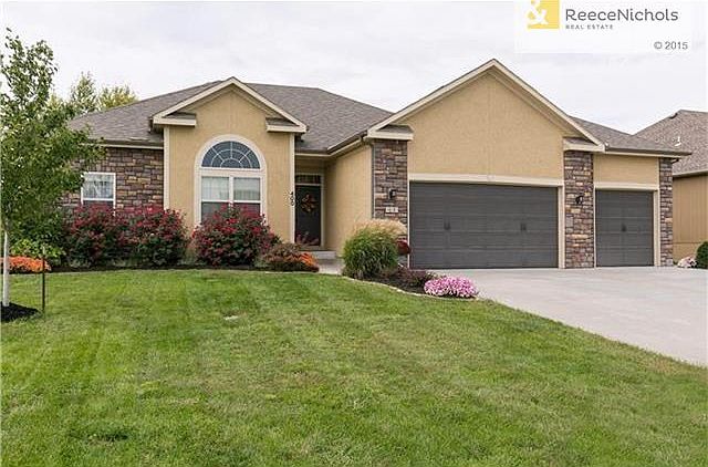 1st image of 400 NE Blackwood Dr