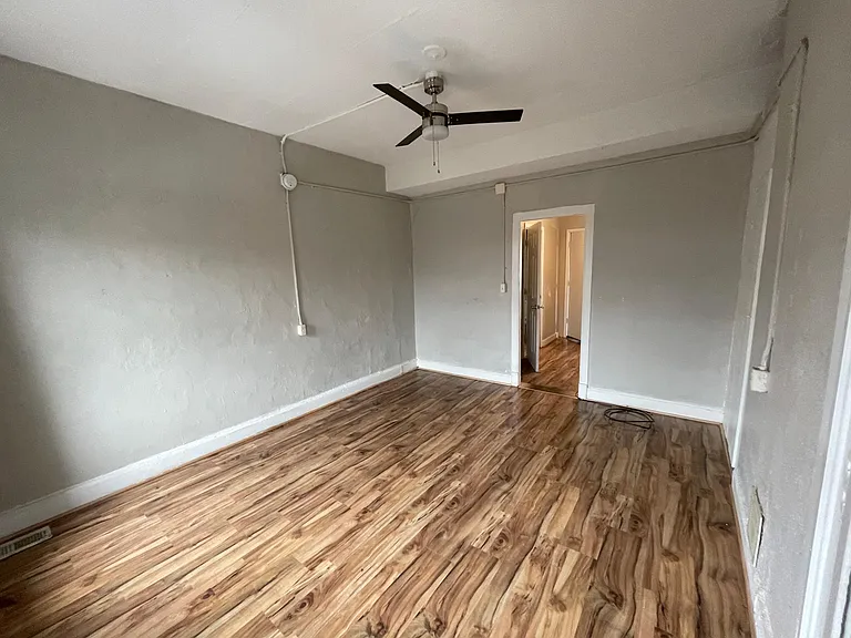 Large bedroom 
Fits desk
Sitting area