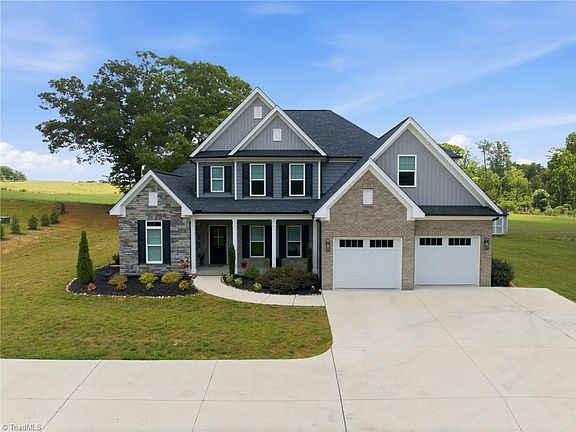 3rd image of 477 Rosewood Dr