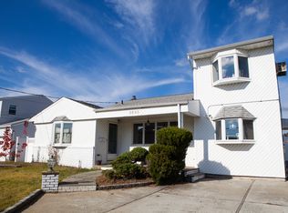 3595 Manhasset St, Seaford, NY 11783