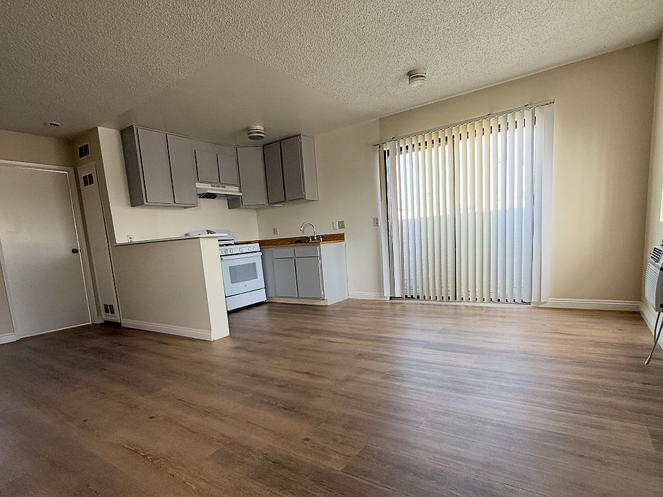 1st image of 4816 Rosewood Ave APT 5