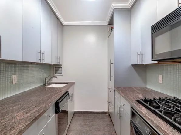 330 East 38th Street 34J image 2 of 19