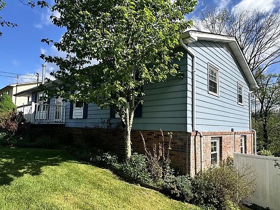 3rd image of 121 Beverly Ave SW