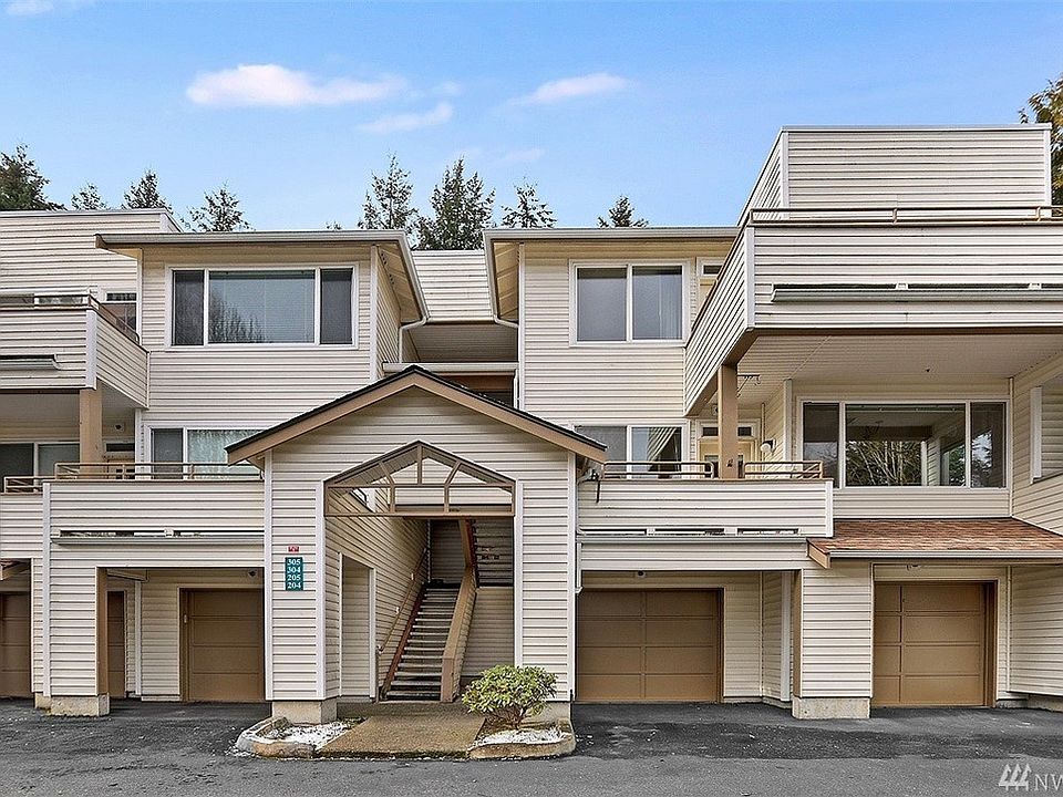 Top floor end unit with Cascade Mountain views in the Highlands close to downtown Redmond (upper right).
