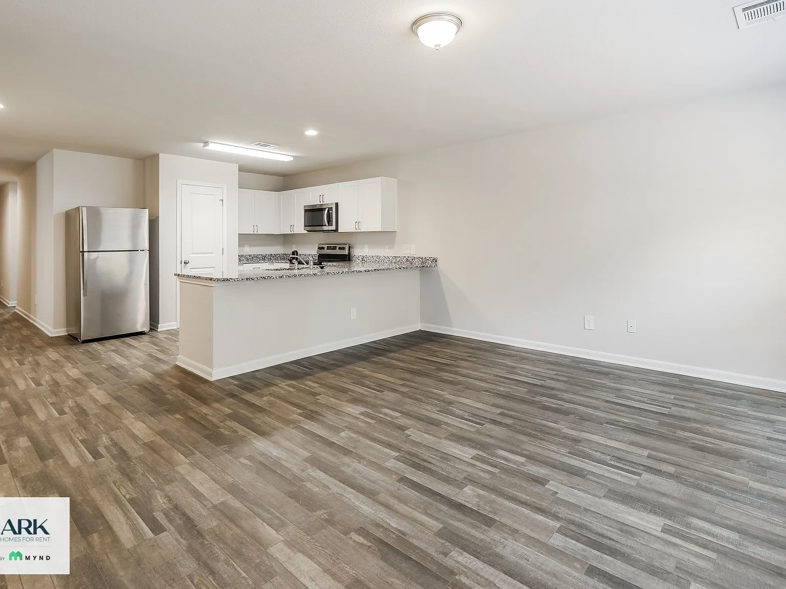 4 bed, 2.0 bath, 1400 sqft, $1,724 — Photo 2