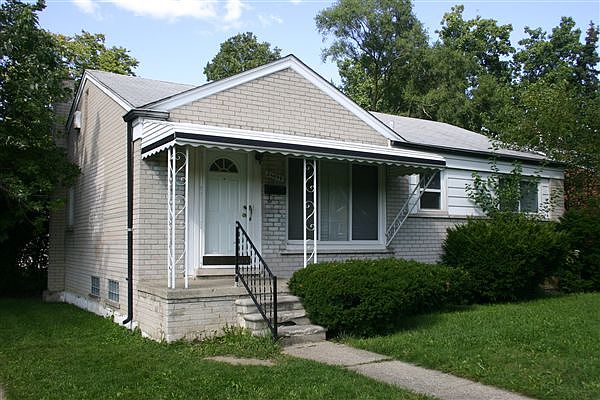 Brick 1-story home, front view